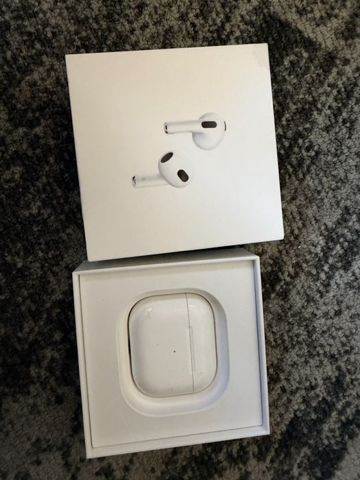 Продавам слушалки AirPods 3. Ползвани 2,5 години, в добро състояние, работят перфектно.