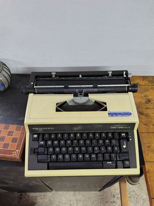 Vând masina de scris