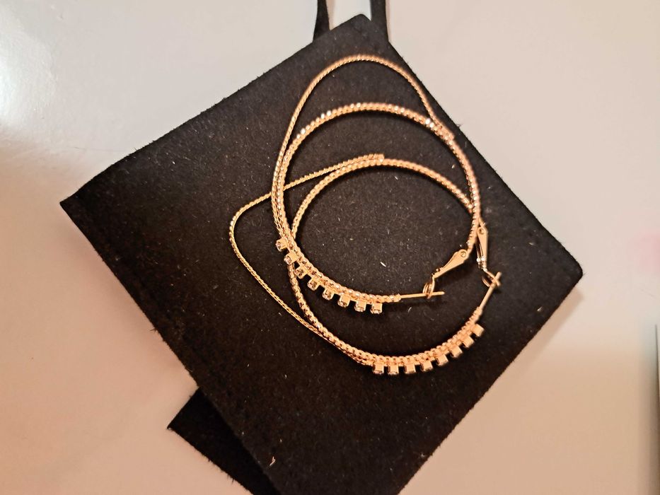 Дамски сребристи обеци халки с камъни и златно покритие