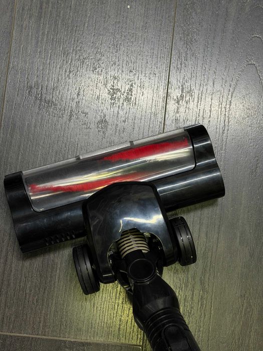 Вертикальный пылесос P8 красный