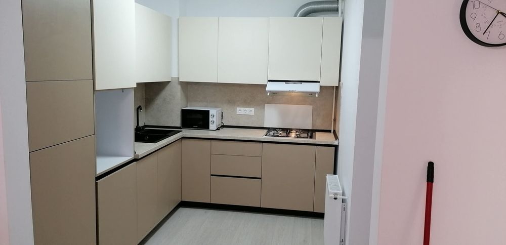 Inchiriez apartament cu două camere foarte mari în White Tower (complet utilat) 2500 lei.