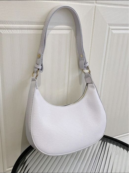 Минималистична бяла чанта