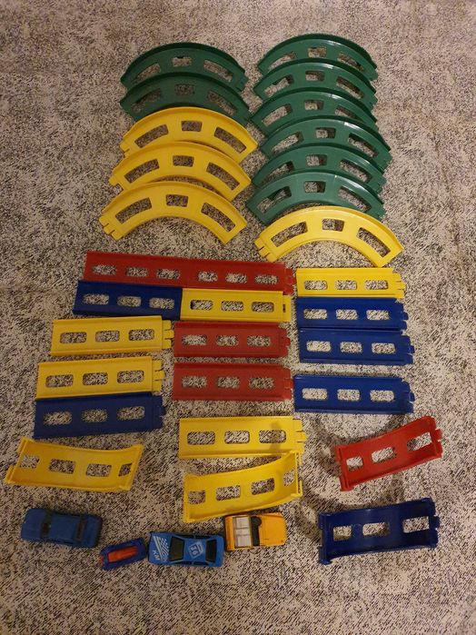 Pista de mașini mici din plastic