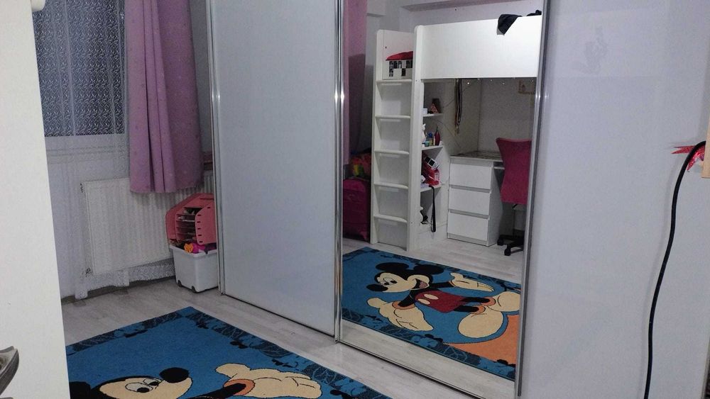 Vând apartament cu 3 camere în zona centrală.