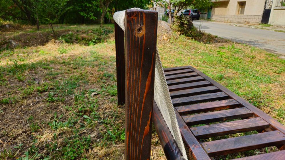 Продавам ръчно изработени двусед дивани от масивно дърво