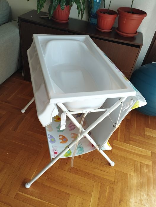 Бебешки повивалник и вана с ергономична стойка