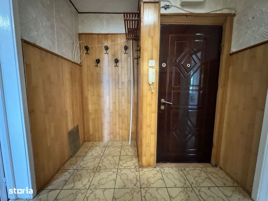Bacău, apartament cu 3 camere, etaj 2/4, cu centrala, semicentral