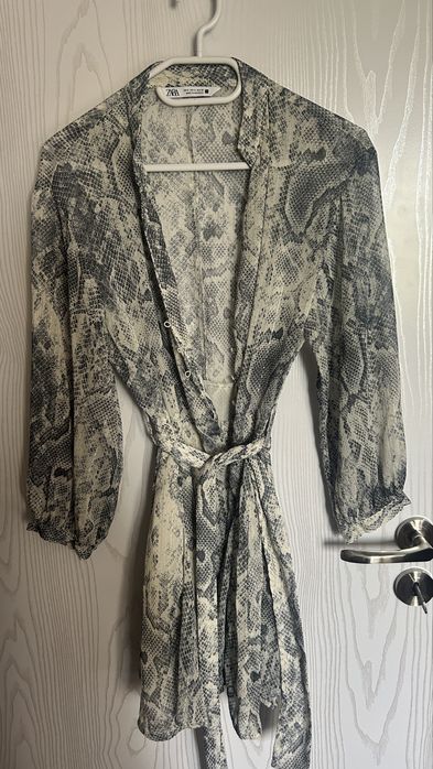 Къса рокля със змийски принт Zara