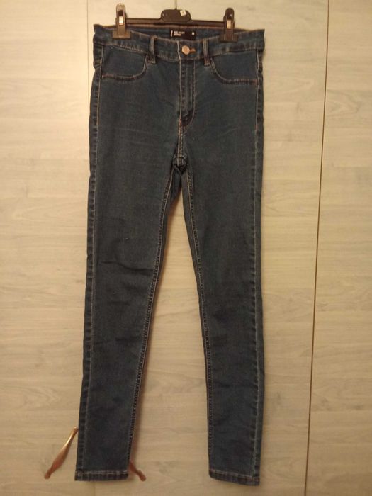 Vand 2 perechi blugi potriviti pentru marimea M - 15 lei/bucata