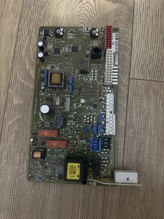 Vând placă electronică Centrală Vaillant VUW 242 3 3