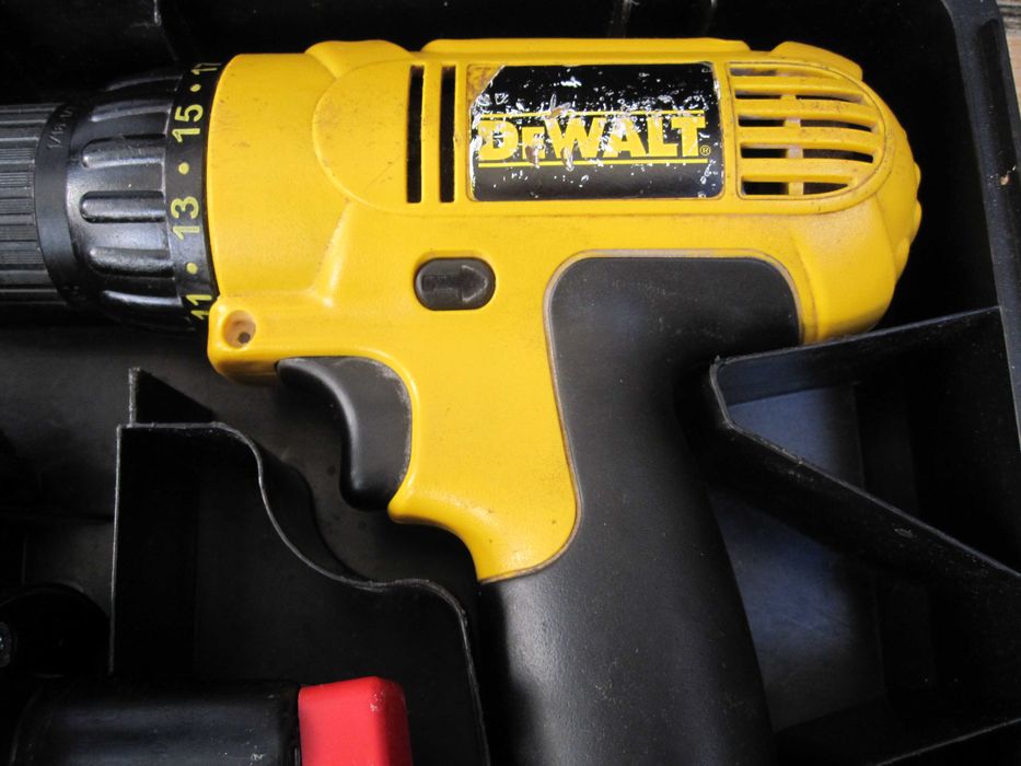 Продавам винтоверт  DEWALT DC 756 с батерии Li-ion 2.5 Ah