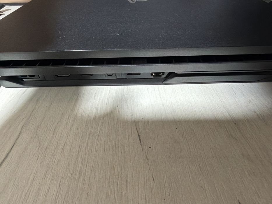 PS4 pro 1tb 2djoystika