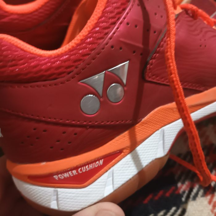 Тенис маратонки за червено.