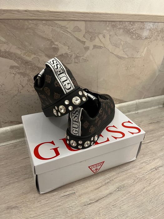 Оригинални сникърси Guess