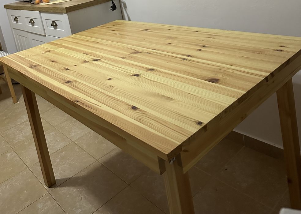 Masa de bucatarie si patru scaune