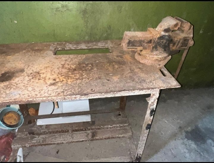 Продам Верстак с Тисками.