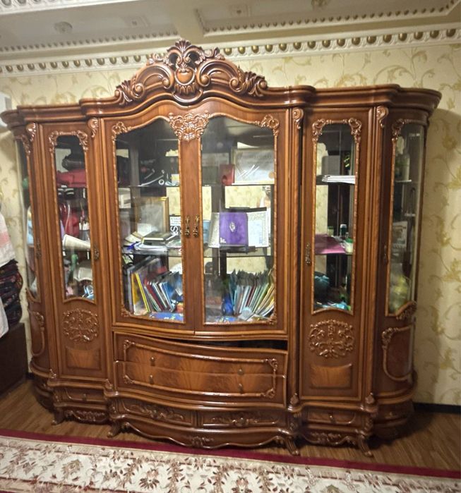 Mebel stenka sotiladi