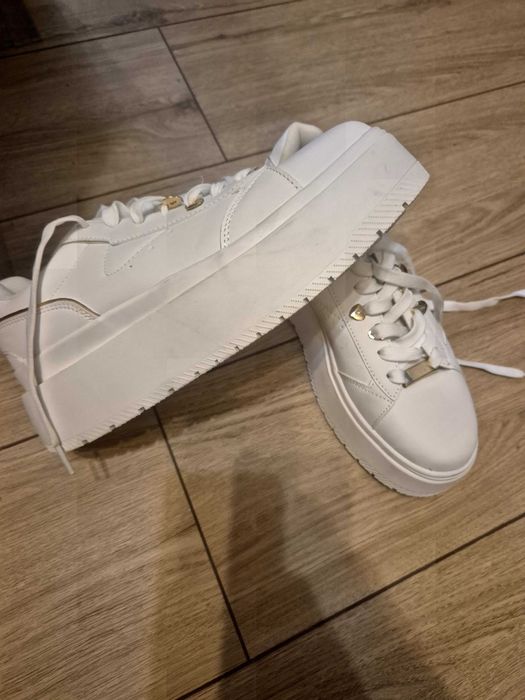 Сникърси Bershka