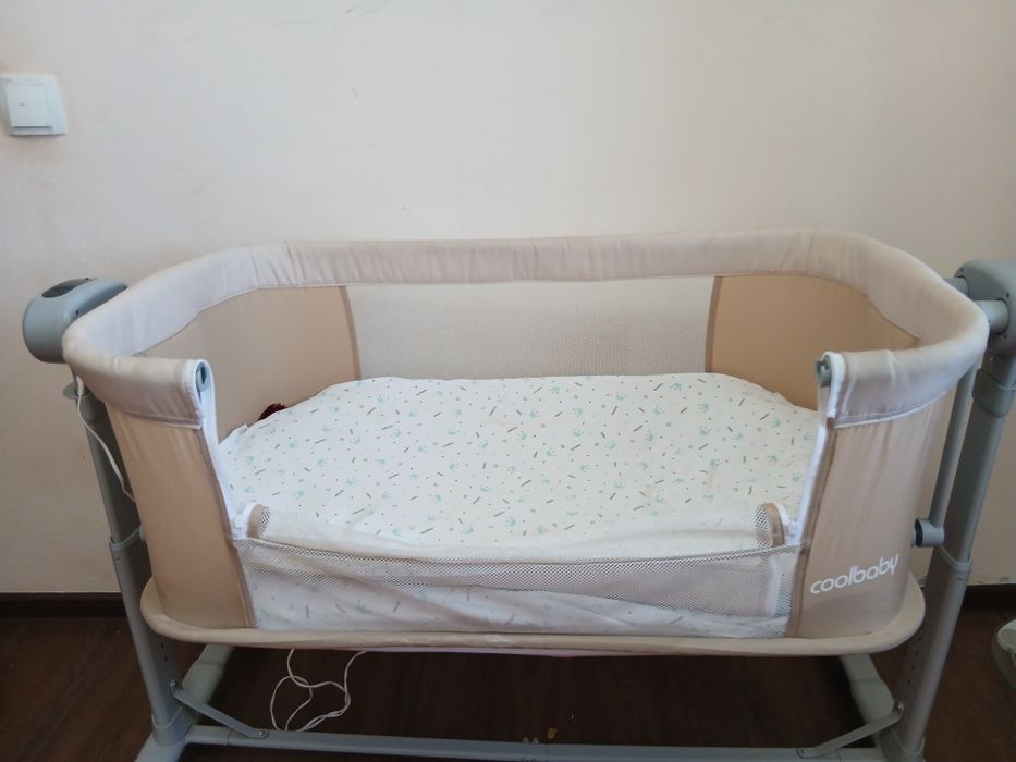 Кроватка-люлька Coolbaby в отличном состоянии 

Продаётся уютная