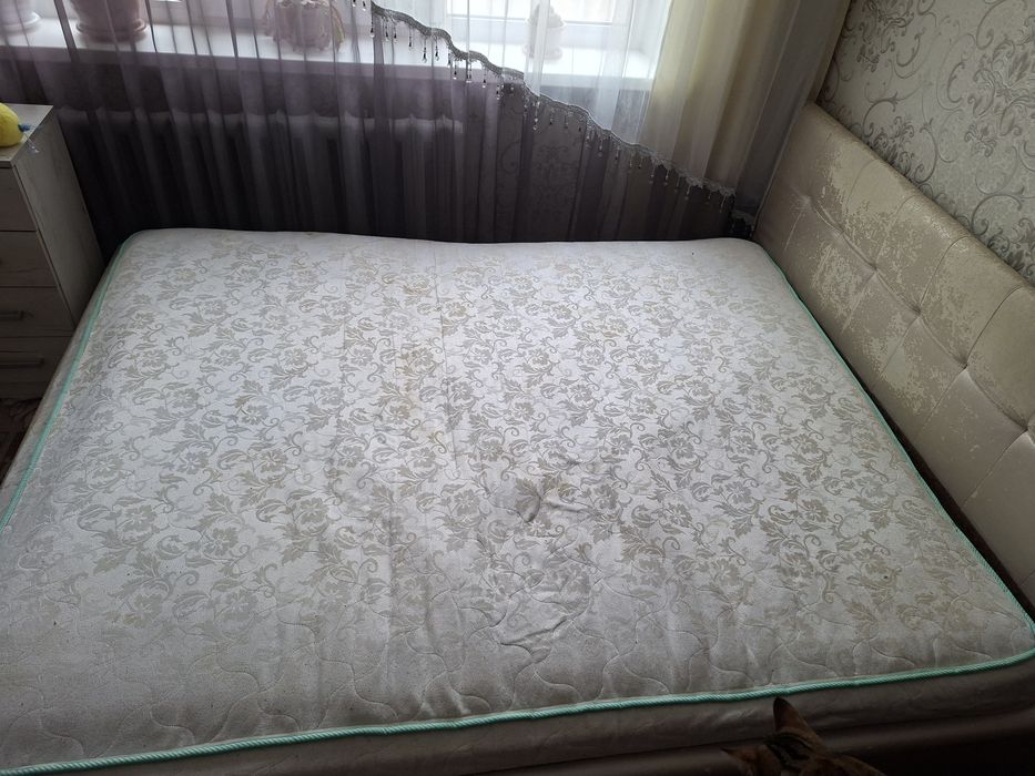 Кровать с матрасом