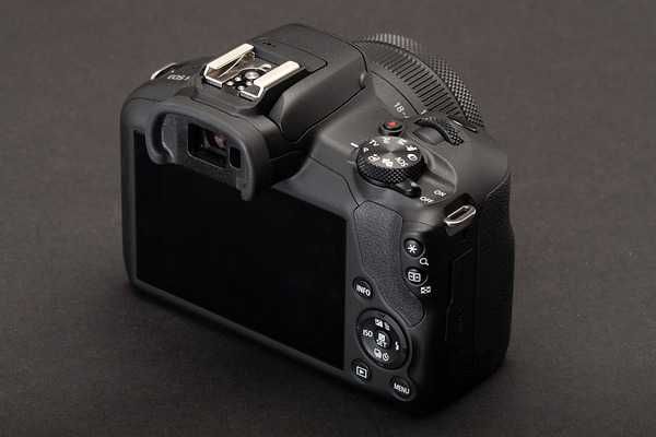 Чисто нов Canon EOS R100 с 2г. гаранция.