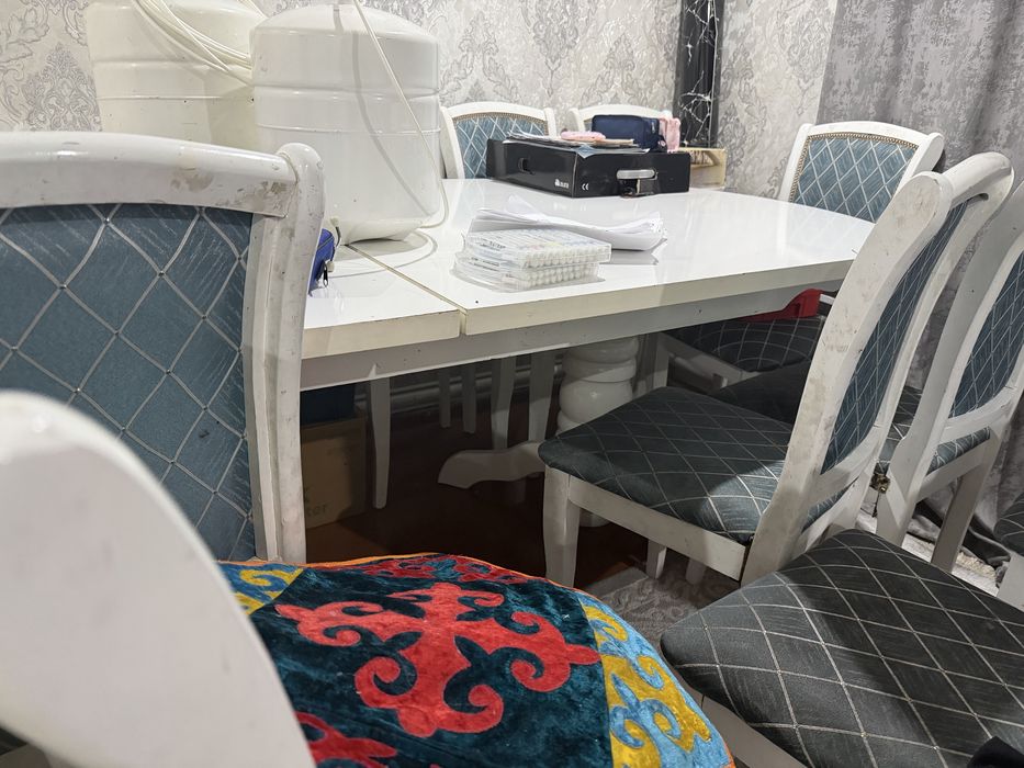 Продам 2 стола со стульями для дома