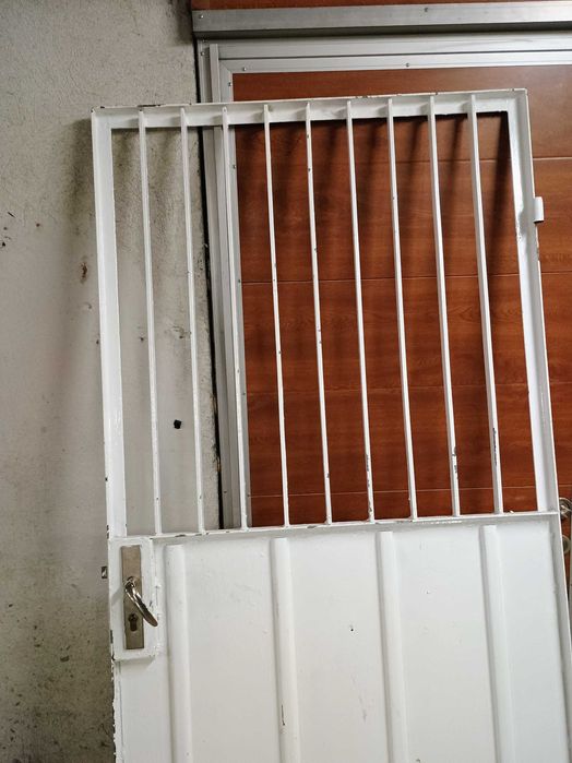 1. Метална Врата 2.Дървена Интериорна и 3. Решетка за Прозорец