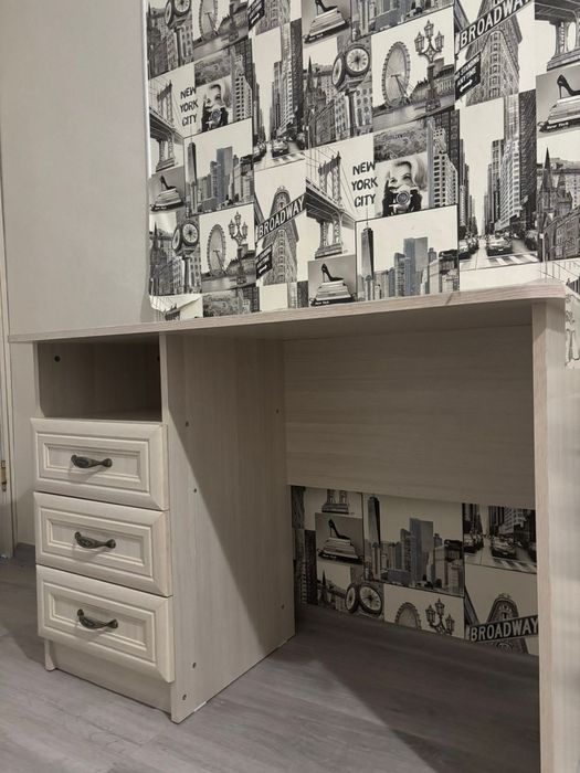 Продам стол письменный в отличном состоянии