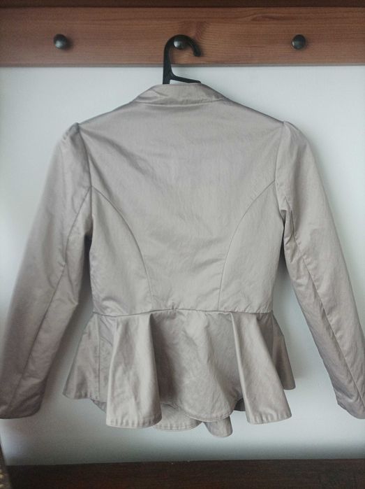 Детско сако "Sisley". За ръст 134. Цена 25 лв.