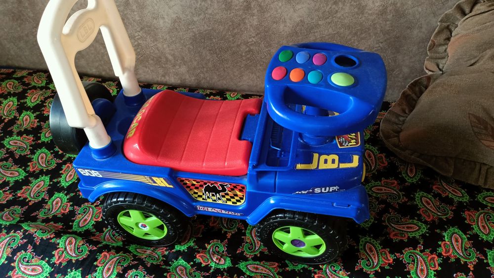 Машинка толокар детская