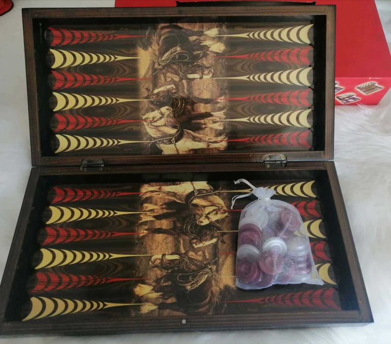 Табла за игра – дървена, с красив дизайн с коне – отлично състояние