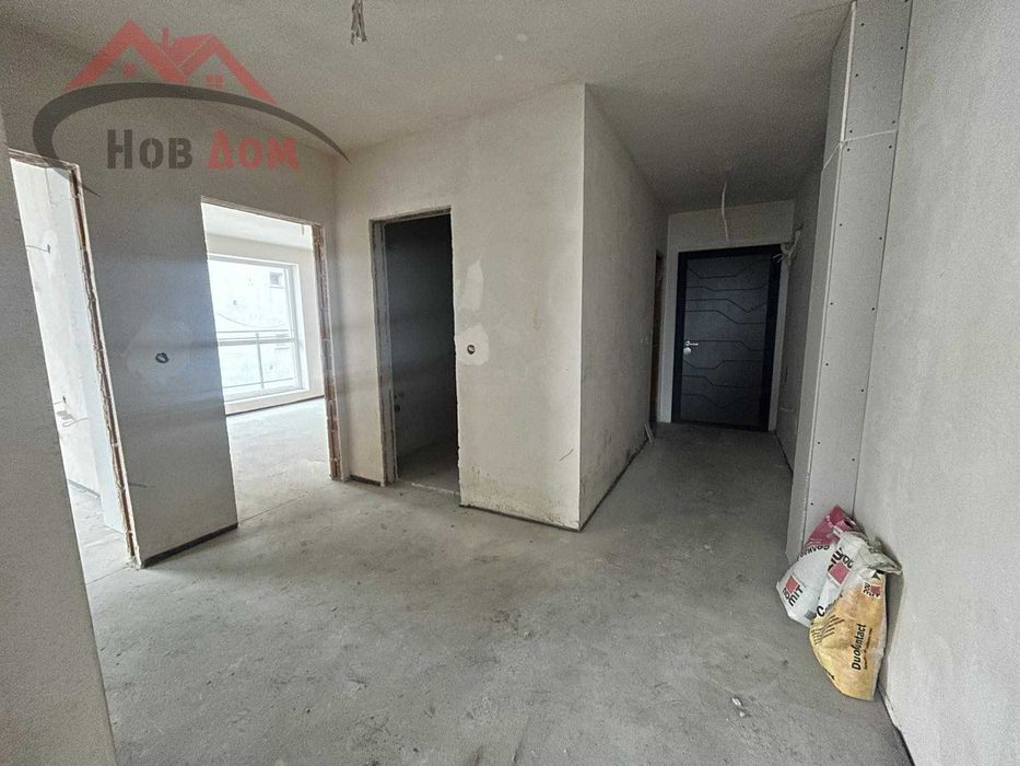 Тристаен до магазин Практикер