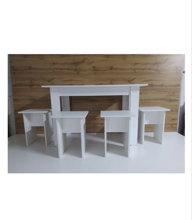 Продам стол и 4 табурета