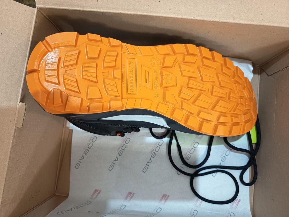 Продавам чисто нови обувки "GIASCO" (с бомбе)