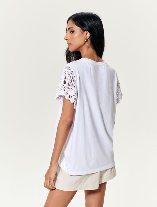 Тениска с бродерия тип дантела