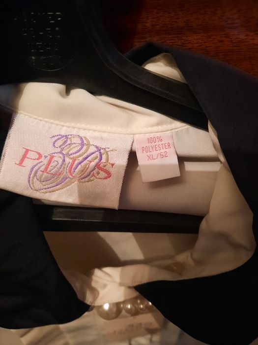 Продается классическая женская блузка.