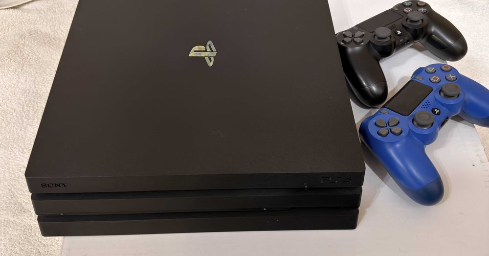 отличен PS 4 Pro, low firmware, 2 джойстика, подаръци FC 26+други игри