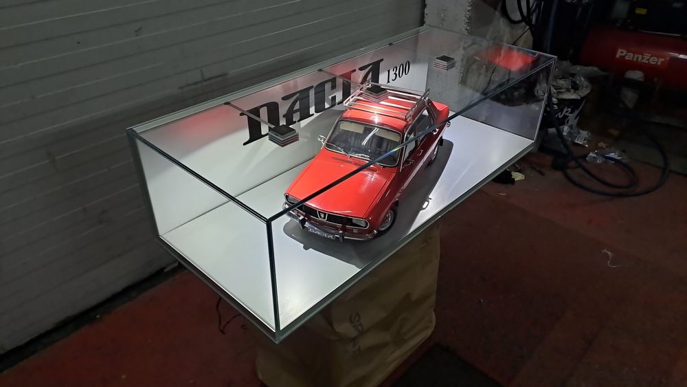 Macheta dacia cu vitrina cu prindere perete