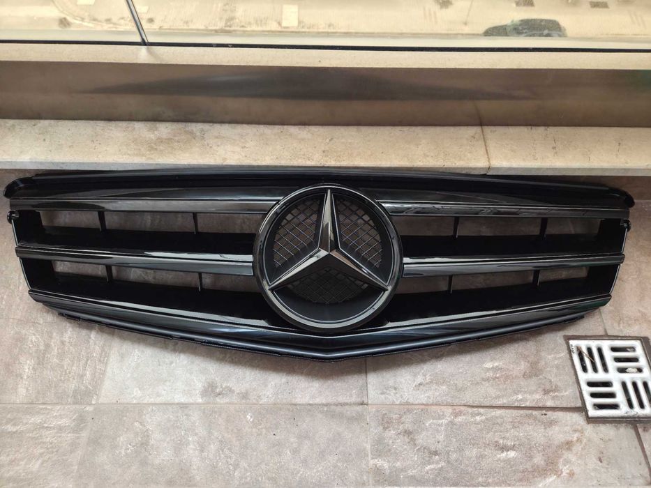 Решетка/маска с емблема тип AVANTGARDE FULL BLACK за Mercedes W204