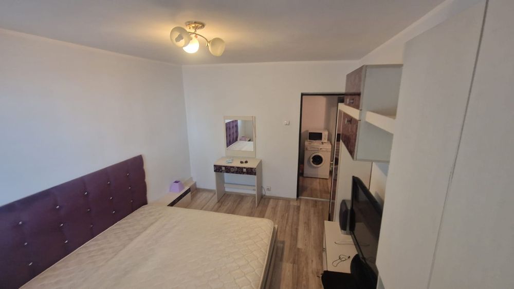 Inchiriez apartament 3 camere decomandat 70mp etajul 1 micro 38 la Z  pret 1900 lei 3 balcone