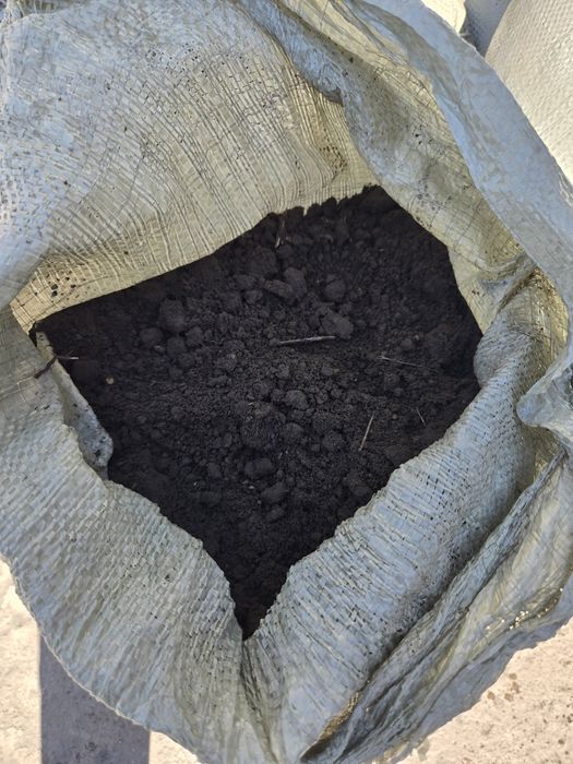 Чернозем плодородная земля в мешках перегной