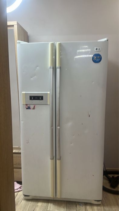 Продам холодиник lg двухкамерный .