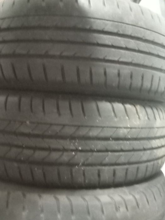 Vînd set patru anvelope de vară 185x65 R15, o jantă de Logan nefolosită, un portbagaj de plafon Logan.