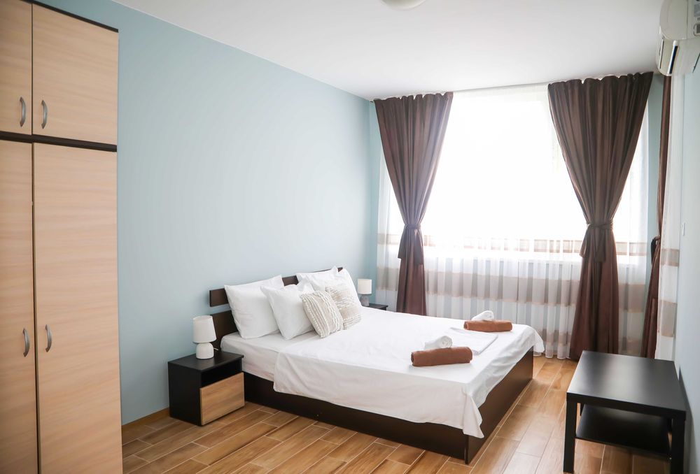 Под Наем тристаен апартамент на първа линия в Равда