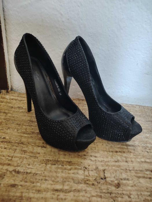 Обувки на висок ток