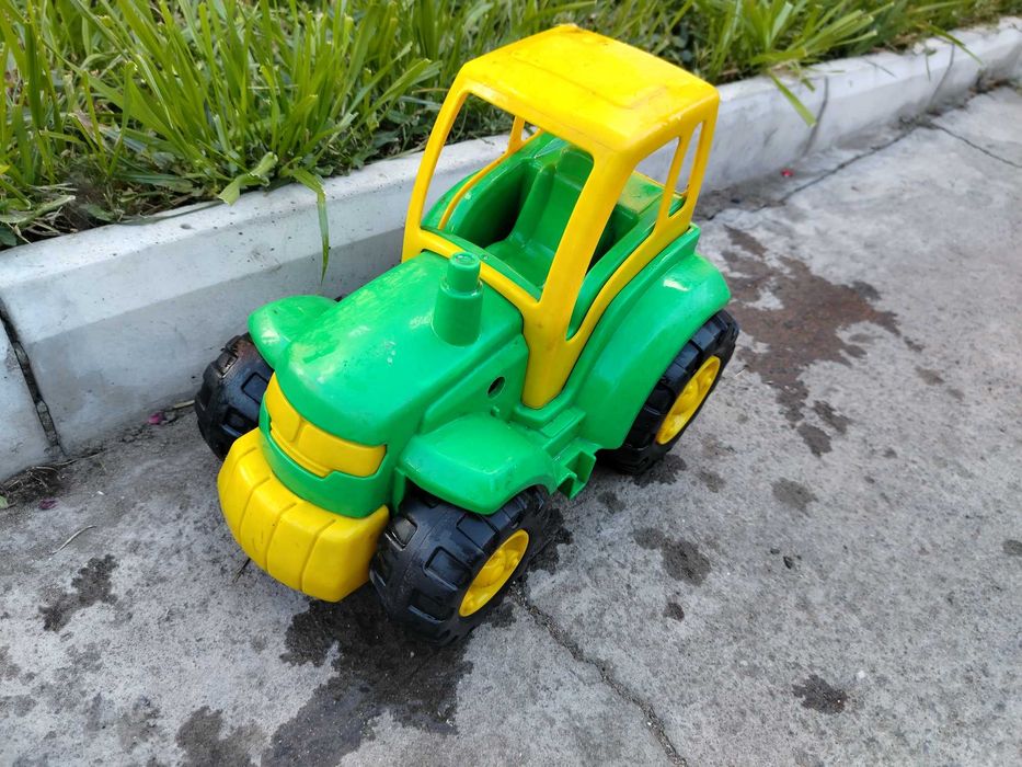Продам большой игрушечный трактор