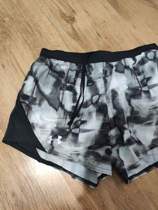 Pantaloni scurți de damă Under Armour mărimea XS