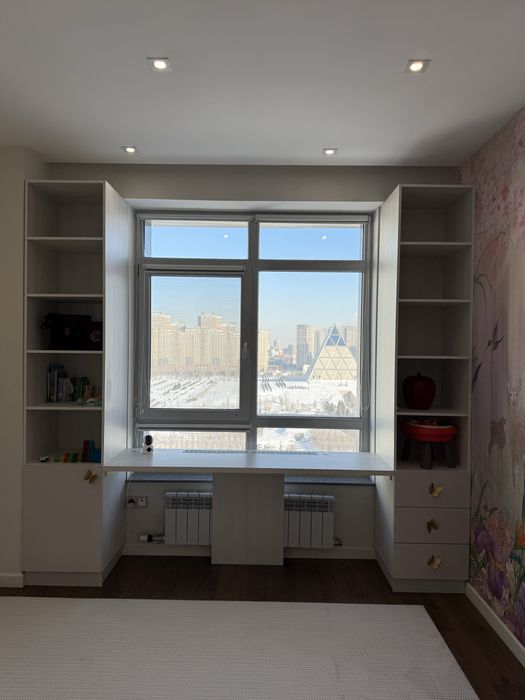 Стеллаж с подвесным светильником