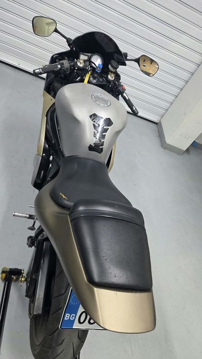 Yanaha YZF - R6.