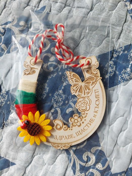 Ръчно изработени мартеници с  бродерия